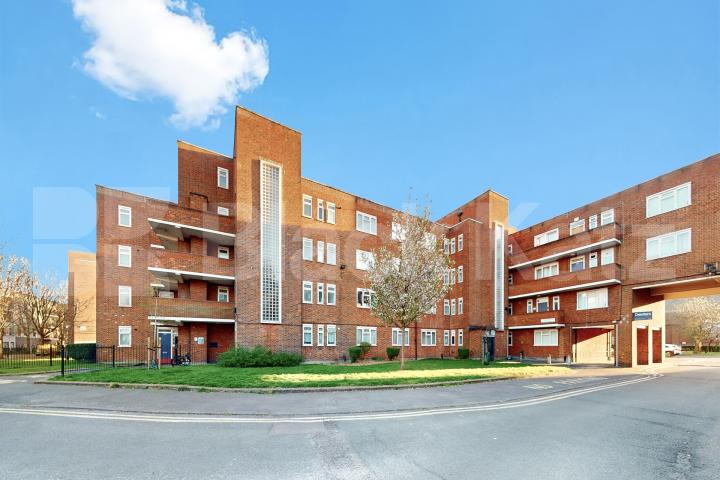 			LET , 2 Bedroom, 1 bath, 1 reception Apartment			 Enid Street, Bermondsey